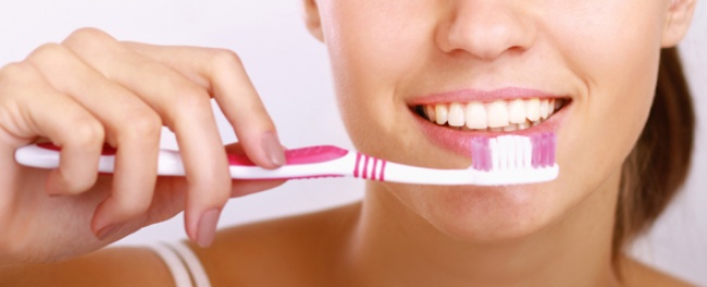 5 exfoliere buze periuta de dinti