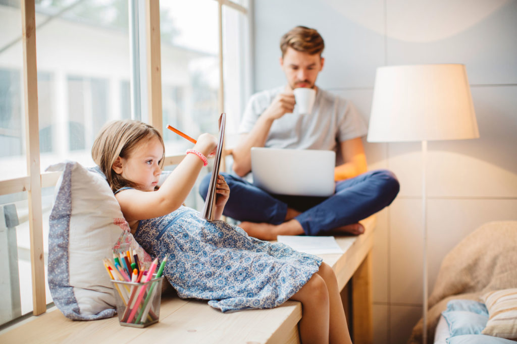 Ce se întâmplă când părinții își neglijează copiii în favoarea smartphone-ului?