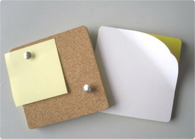 Partea lipicioasă a unui notițe post-it e grozavă pentru a aduna firimiturile dintre tastele de la tastatură.